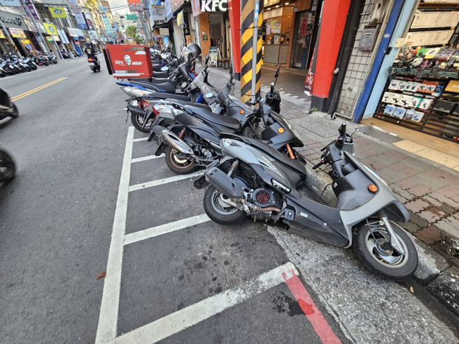 童男車輛沿路撞擊，最終被警方攔下，自稱身體不適釀禍。（翻攝畫面）