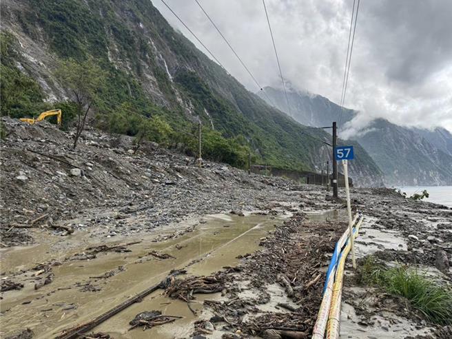 台9线苏花路廊崇德段今天因大雨多处发生土石流，泥流更溢流进台铁崇德至和仁间东正线K56＋950，造成铁公路中断。（民眾提供／罗亦晽花莲传真）