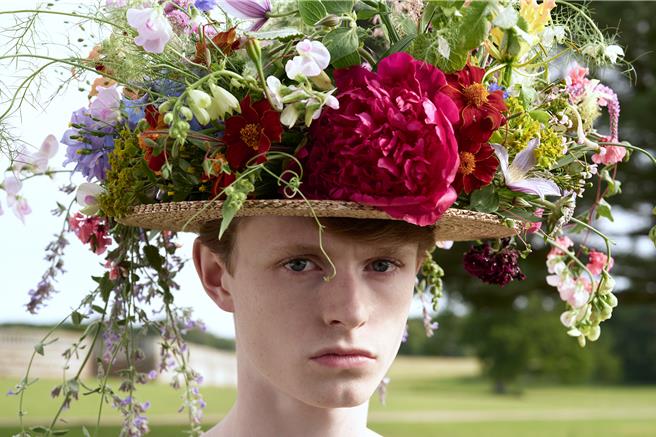 各种繁花盛开的造型，也成为这季夏季男装的重点。（Celine提供／黄唯淯台北传真）