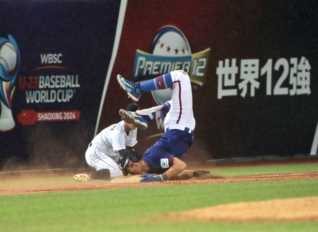 U18中华队柯敬贤敲出三垒安打助队追平，但也在扑上三垒时差点受伤。（陈君玮摄）