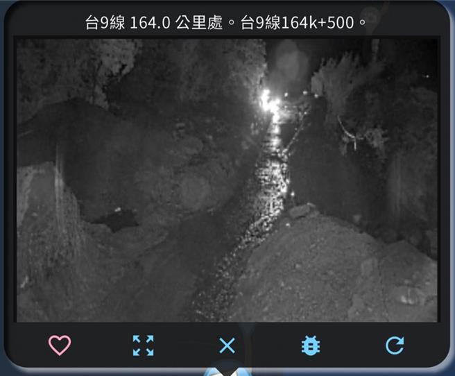 午后对流云系发展旺盛影响，台9线苏花路廊崇德段今天自中午起下起间歇大雨，多处道路出现土石泥流，造成双向交通受阻，经工务单位积极抢灾，已在晚间7时抢通，预计7时30分开放通行至晚间9时30分，夜间预警性封闭。（摘自公路局即时影像／罗亦晽花莲传真）