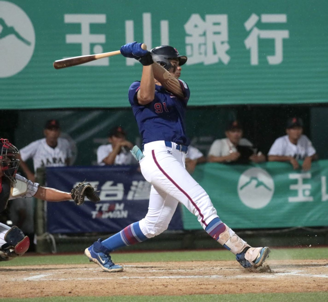 U18中华队柯敬贤敲出三垒安打。（陈君玮摄）