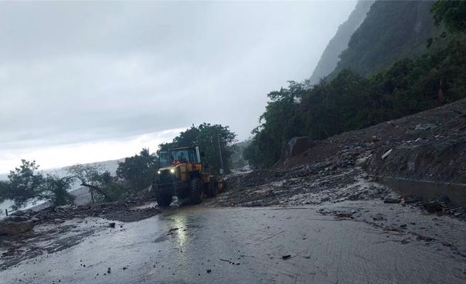 苏花公路台9线8日下午经强降雨，发生土石流覆盖路面。（公路局提供／蔡明亘台北传真）