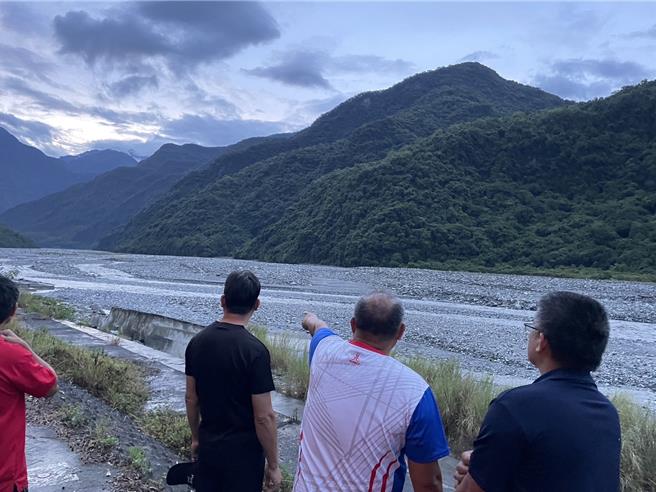 花蓮萬榮鄉二子山產業道路今天傍晚有部車輛在渡溪時不慎翻覆，其中2人遭湍急溪水沖走，目前下落不明，另外19人受困沙洲待救，救難人員正持續搜救中。（花蓮縣消防局提供／羅亦晽花蓮傳真）