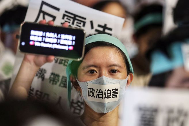 民眾黨主席柯文哲因京華城容積率弊案遭到羈押，民眾黨中央發起聲援行動，展開全國宣講，8日首站在立法院群賢樓前登場，眾多支持者到場參與。（黃世麒攝）