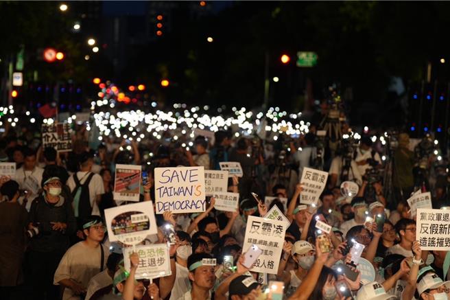 民眾黨8日晚間6點半在立院群賢樓外舉行晚會聲援黨主席柯文哲。（民眾黨提供／楊亞璇台北傳真）