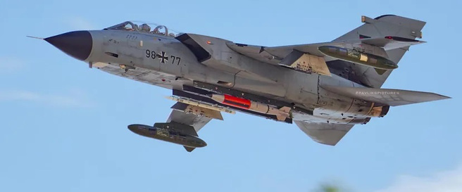 携带B61核弹的龙卷风战机。(图/medium)