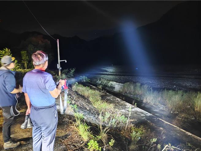 花莲县万荣乡二子山产业道路8日傍晚有车辆渡溪时翻覆，车上林姓父子两人连人带车遭湍急溪水冲走失踪。（花莲县消防局提供／罗亦晽花莲传真）