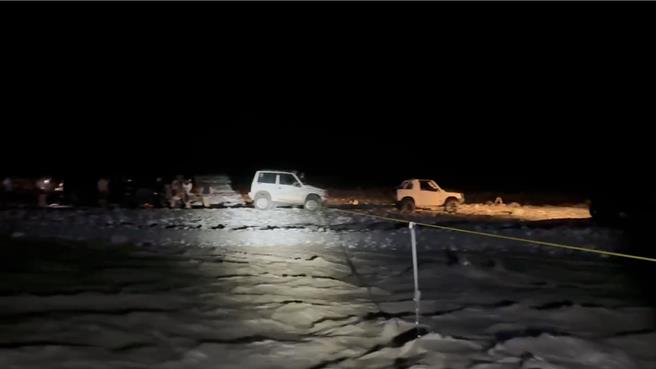 花莲县万荣乡二子山产业道路8日傍晚有车辆渡溪时翻覆，车上林姓父子两人连人带车遭湍急溪水冲走失踪，同行7车19人因溪水暴涨受困沙洲待救援。（花莲县消防局提供／罗亦晽花莲传真）