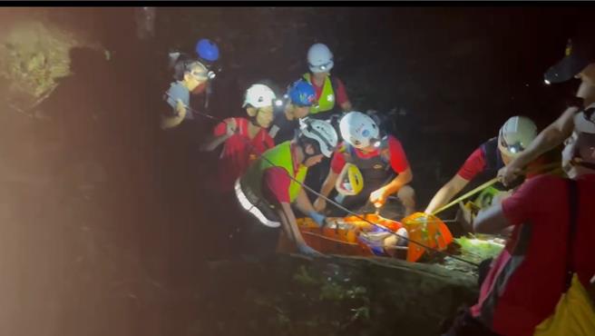 桃園35歲吳姓男子今（8日）到宜蘭縣澳花瀑布溯溪，在第二層瀑布不慎跌倒，造成腳步疑似脫臼無法行走。（宜蘭縣消防局提供／吳佩蓉宜蘭傳真）