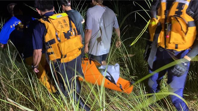 花莲万荣乡二子山产业道路今傍晚有车辆渡溪时翻覆，车上林姓父子两人连人带车遭湍急溪水冲走失踪，搜救队员晚间10时许在距事故地点下游3公里处寻获疑似林男的遗体。（花莲县消防局提供／罗亦晽花莲传真）