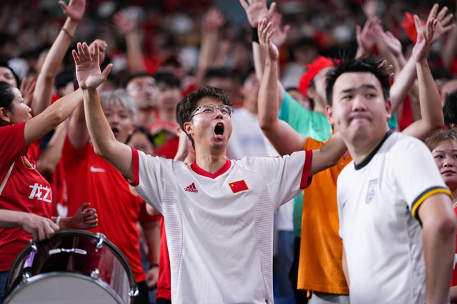 世足賽預賽18強賽事大陸國足對沙烏地阿拉伯將於9月10日在大連舉行，擔憂球迷因賽事結果失控，大連警方嚴陣以待。（圖／新華社）