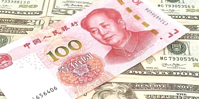 人民币兑美元中间价12日报7.1214元，贬值32个基本点，创两星期低位。图／中新社