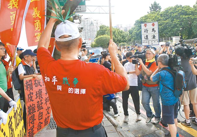 前台北市长、民眾党主席柯文哲卷入京华城案被收押，民眾党支持者7日到台北看守所外，高举标语声援，随后遭警方举牌警告。（赵双杰摄）