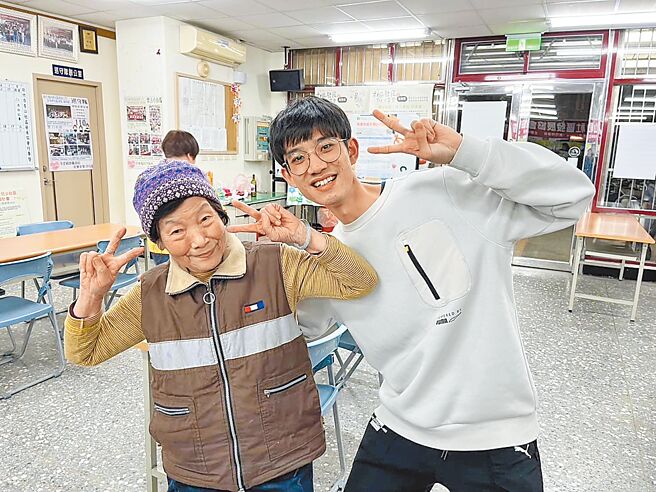 社區發展協會特助張誠恩（右）家中4代皆住在香山大庄，他就像是社區長輩共同的「金孫」。（張誠恩提供／王惠慧新竹傳真）