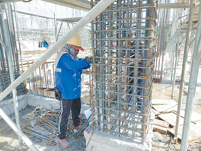 為實現居住正義，台北市透過多元管道提升社會住宅量能，然而自建社宅進度落後。圖為培英社宅施工狀況。（台北市政府提供／黃敬文台北傳真）