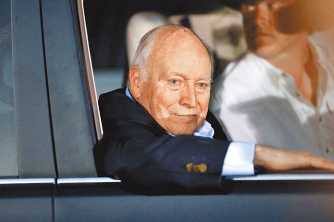 美国前副总统钱尼6日宣布，他将在美国总统选举日，投票给民主党总统候选人贺锦丽。图为2022年8月钱尼出席共和党候选人美国眾议员丽兹·钱尼的初选之夜派对。（路透）