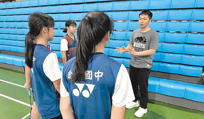 金門積極規畫籌建「李洋羽球主題館」，李洋（右一）也會抽空回鄉指點小球員，為培訓人才盡心力。（于家麒攝）