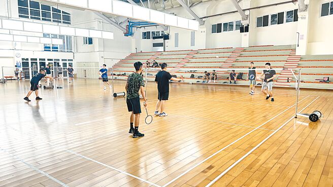 不少愛好羽球運動的金門民眾表示，目前僅開放金湖與金城的2處縣屬場館確實不敷使用，常得「排隊打球」，興建專用的羽球館確有必要。（于家麒攝）
