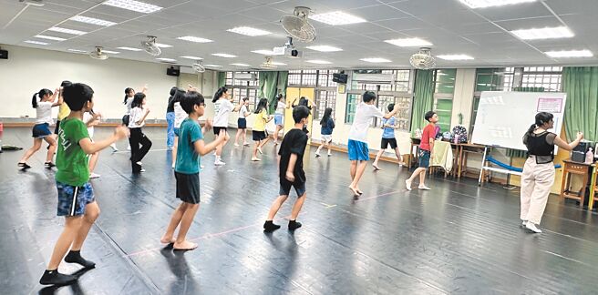 新北市光榮國中等校暑假期間舉辦為期8周「Fun暑假課程」育樂營活動，提供學生豐富多樣的學習活動。（新北市教育局提供／高鈞麟新北傳真）
