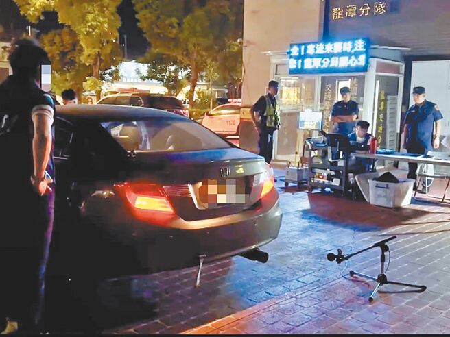 桃園市龍潭警分局6日晚間配合桃園市環保局執行靜桃計畫及防制危險駕車勤務，共攔查了17輛疑似改裝的汽、機車，其中1輛深灰色本田喜美9代噪音車，竟然測出高達118分貝，明顯超標，當場依《噪音管制法》舉發。（警方提供／廖姮玥桃園傳真）
