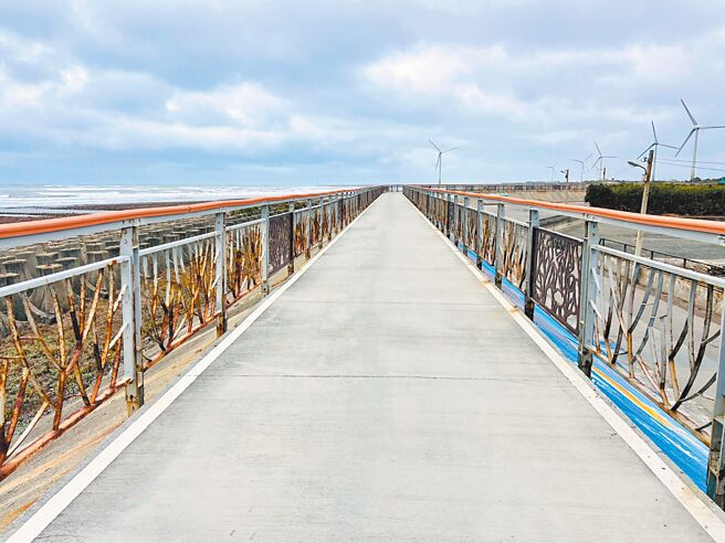 台中市滨海自行车道易受海风及溼气等因素造成栏杆锈蚀及铺面受损，观旅局投入1000万元预算修缮，预计11月完工。（中市府提供／潘虹恩台中传真）