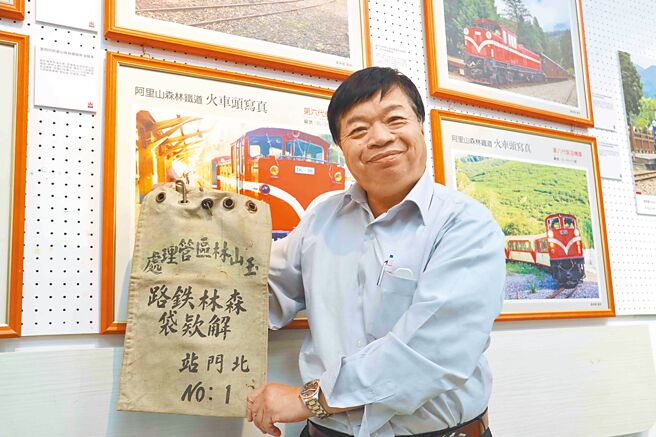 在阿里山林業鐵路服務長達41年，一家3代都是林鐵人的翁幸昭，畢生蒐集大量林鐵相關資料、老照片和文物，現受邀在嘉義縣竹崎文教基金會舉辦「阿里山森林鐵路文物展」。（呂妍庭攝）