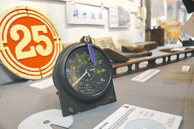 翁幸昭每件收藏品背後都有阿里山林鐵的小故事。（呂妍庭攝）