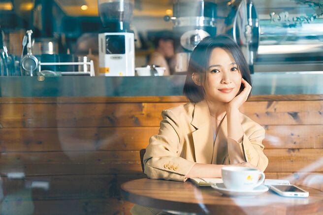 梁文音日前拍攝新歌MV，飾演女主角的閨蜜。（環球音樂提供）