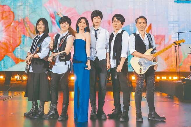 五月天近日在武汉开唱，首场邀来Ella（左三）担任嘉宾助阵。（相信音乐提供）