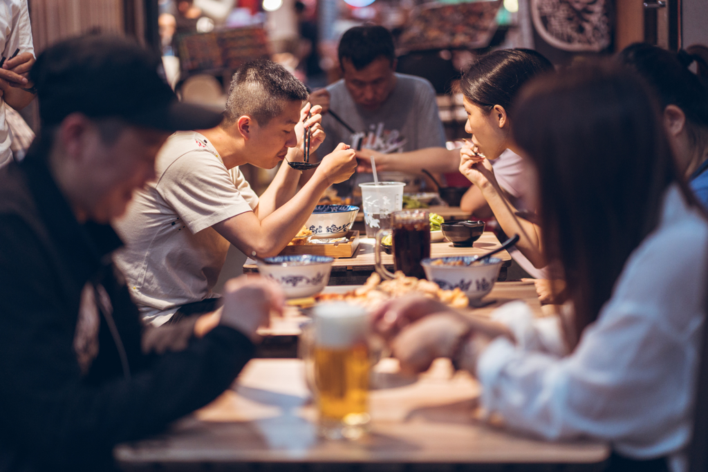 餐飲服務生喊「小心喔」背後意思曝 網認了：太真實