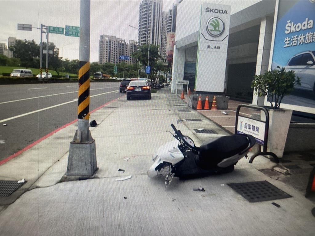 高雄機車猴市區街道壓車 過彎磨出火花直撞路燈倒地昏迷 - 社會