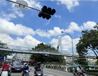 豐原X型天橋蓋了不能走 挨批「大型廢棄物」