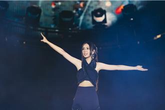 告五人登陸上海虹口足球場開唱   犬青感謝五月天瑪莎暖舉