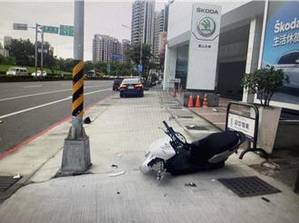 高雄機車猴市區街道壓車    過彎磨出火花直撞路燈倒地昏迷