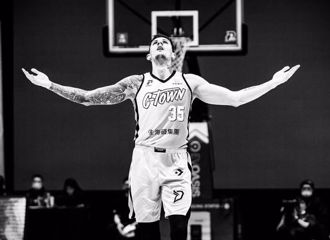 前夢想家洋將卡拉曼遭酒駕奪命　吳鳳痛哭悼：他很喜歡台灣