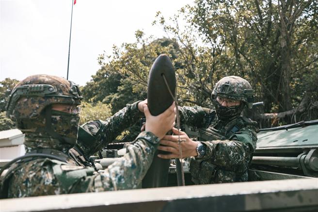  官兵勤训精练，持恒强化本职学能，齐心守护国安。（记者陈彦陵摄）