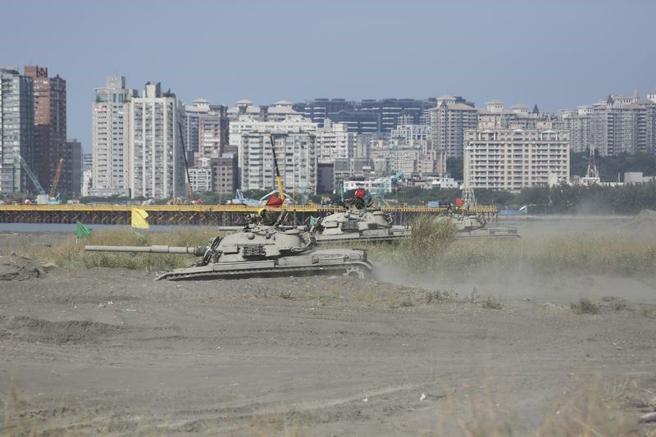  CM11战车在八里海滩，以现地砂土涂抹偽装外观，进入阵地。（本报资料照片）