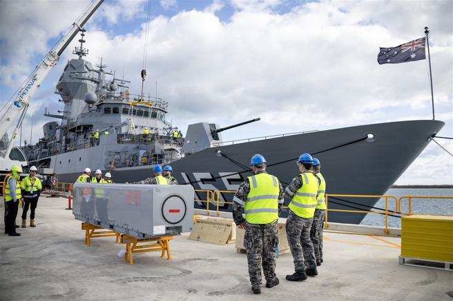  挪威康士伯与澳洲海军利用纽澳军团级巡防舰「柏勒拉特号」进行培训。（取自澳洲国防部网站）