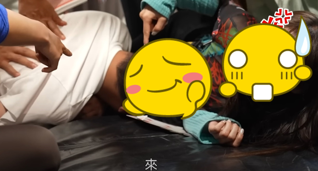 李多慧和林襄等啦啦队女孩一起参加《女孩好野》节目，玩游戏时，张立东的头正巧靠在林襄的胸下，现场一阵惊呼。（图／摄自 女孩好野YT）
