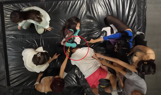 李多慧和林襄等啦啦队女孩一起参加《女孩好野》节目，玩游戏时，张立东的头正巧靠在林襄的胸下。（图／摄自 女孩好野YT）