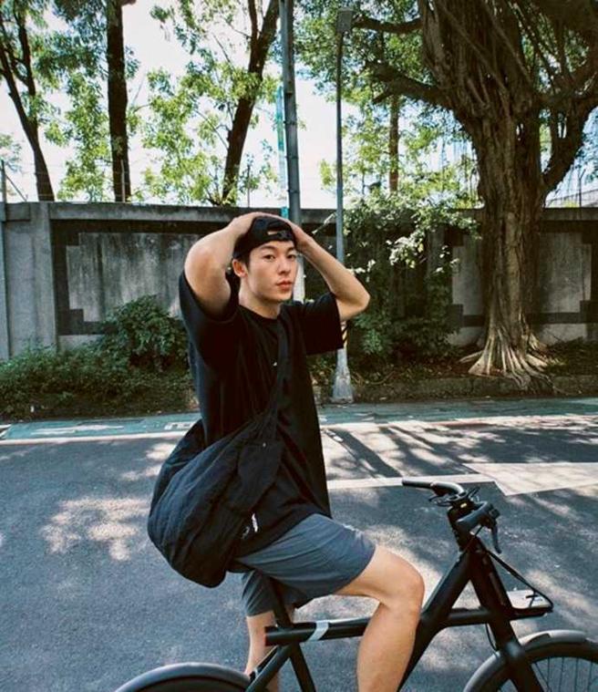 由於無預警入伍讓粉絲震驚，許光漢的經紀公司發聲明表示他會在明年回歸。（圖／翻攝自許光漢臉書）