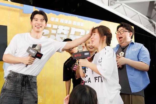 許光漢的「摸頭殺」令粉絲瘋狂，據傳為了保護許光漢在軍中不被打擾，長官下達三禁令，包括不得要求簽名、不能合照，也不可要「摸頭殺」。（圖／圖／Netflix提供）