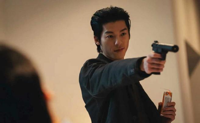 許光漢今年進攻韓國市場，飾演微笑殺手。（圖／Disney+提供）