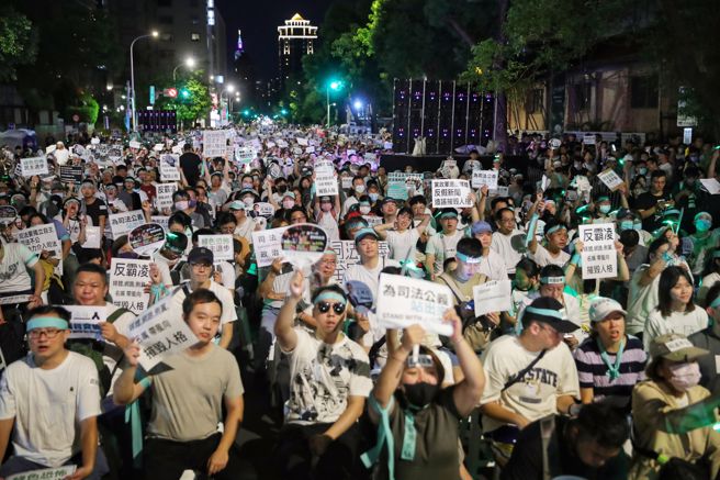 民眾黨主席柯文哲因京華城容積率弊案遭到羈押，民眾黨中央發起聲援行動，展開全國宣講，8日首站在立法院群賢樓前登場，眾多支持者到場參與。（資料照/黃世麒攝）