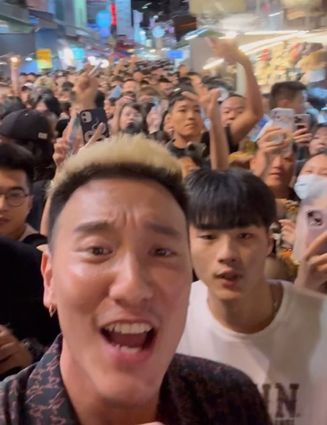 王阳明扫街时后方挤满人潮。（图／sunnyboyyy Threads）