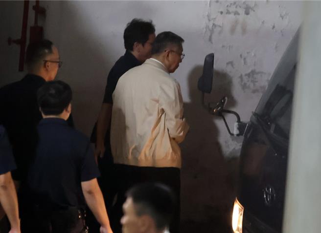 图为5日晚间柯文哲（白衣者）被裁定羁押后，在法警陪同下走上囚车。（中时资料照/姚志平摄）