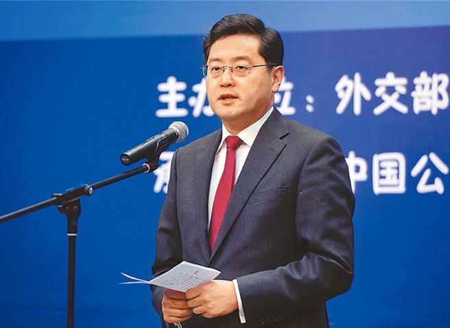 《华盛顿邮报》：美前官员证实秦刚下落，「下放外交部下属出版社」。（中新社）