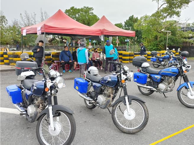 第一阶段术科测验在罗东镇公正国小进行，包括实地骑乘125C.C.（含）以上循环檔机车。（林业保育署宜兰分署提供／吴佩蓉宜兰传真）