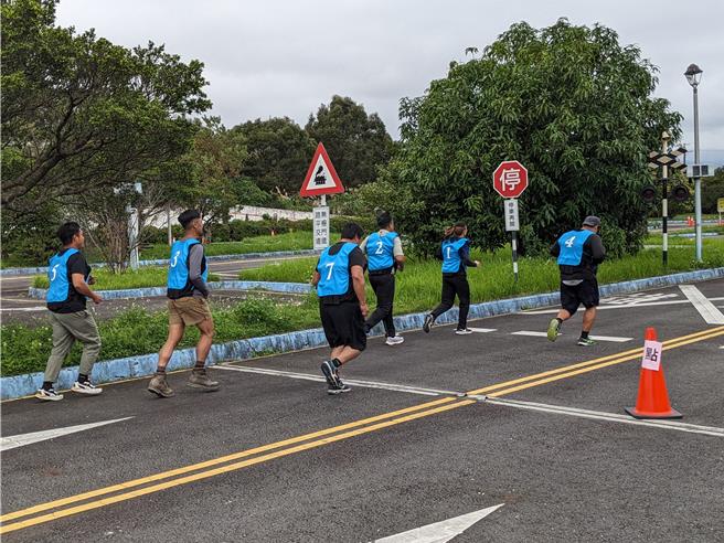 还包括负重20公斤跑走1500公尺体能测验两项。（林业保育树宜兰分署提供／吴佩蓉宜兰传真）